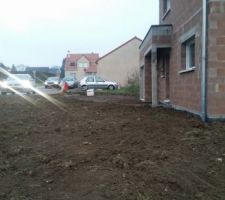 ACC&Egrave;S DE LA MAISON A TERMINER ET REMISE DES TERRES