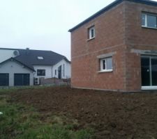 ACC&Egrave;S DE LA MAISON A TERMINER ET REMISE DES TERRES