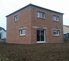 ACC&Egrave;S DE LA MAISON A TERMINER ET REMISE DES TERRES