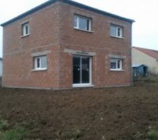 ACC&Egrave;S DE LA MAISON A TERMINER ET REMISE DES TERRES