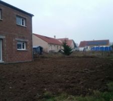 ACC&Egrave;S DE LA MAISON A TERMINER ET REMISE DES TERRES