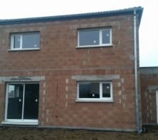 ACC&Egrave;S DE LA MAISON A TERMINER ET REMISE DES TERRES