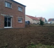 ACC&Egrave;S DE LA MAISON A TERMINER ET REMISE DES TERRES