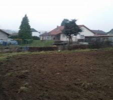 ACC&Egrave;S DE LA MAISON A TERMINER ET REMISE DES TERRES