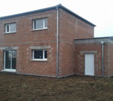 ACC&Egrave;S DE LA MAISON A TERMINER ET REMISE DES TERRES