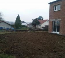 ACC&Egrave;S DE LA MAISON A TERMINER ET REMISE DES TERRES