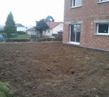 ACC&Egrave;S DE LA MAISON A TERMINER ET REMISE DES TERRES