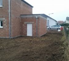REMISE DES TERRES AU TOUR DE LA MAISON APR&Egrave;S-TRAVAUX DE VDR POUR LA  MISE EN PLACE DU DRAIN AU TOUR DE LA MAISON ET BRANCHEMENTS DES &Eacute;VACUATIONS EP ET EU ET  DES GAINES BLEU ET VERT ET ROUGE...
