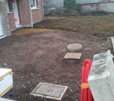 REMISE DES TERRES AU TOUR DE LA MAISON APR&Egrave;S-TRAVAUX DE VDR POUR LA  MISE EN PLACE DU DRAIN AU TOUR DE LA MAISON ET BRANCHEMENTS DES &Eacute;VACUATIONS EP ET EU ET  DES GAINES BLEU ET VERT ET ROUGE...