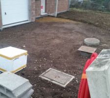REMISE DES TERRES AU TOUR DE LA MAISON APR&Egrave;S-TRAVAUX DE VDR POUR LA  MISE EN PLACE DU DRAIN AU TOUR DE LA MAISON ET BRANCHEMENTS DES &Eacute;VACUATIONS EP ET EU ET  DES GAINES BLEU ET VERT ET ROUGE...