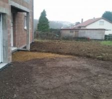 REMISE DES TERRES AU TOUR DE LA MAISON APR&Egrave;S-TRAVAUX DE VDR POUR LA  MISE EN PLACE DU DRAIN AU TOUR DE LA MAISON ET BRANCHEMENTS DES &Eacute;VACUATIONS EP ET EU ET  DES GAINES BLEU ET VERT ET ROUGE...