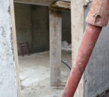 Murs du sous-sol : porte de service