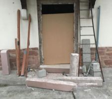 Démolition cadre de porte béton imitation grès des voges