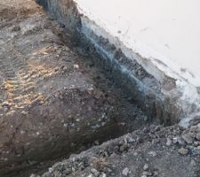 Les fondations du voisin (maisons MCA) chez nous...