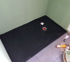 Pose du receveur extra plat de la salle d'eau parentale et étanchéité avant la pose de la faïence.