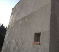 Le grillage tient la colle qui est étalée sur la façade
