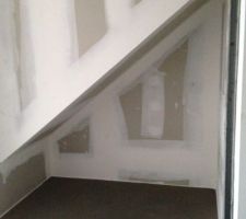 Chape dans l'entrée sous l'escalier.