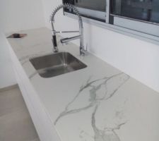 Cuisine blanc mat avec plan en DEKTON AURA