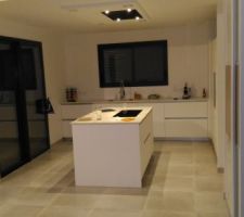 Cuisine blanc mat avec plan en DEKTON AURA