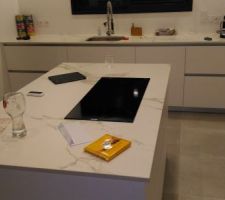 Cuisine blanc mat avec plan en DEKTON AURA