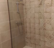 Douche italienne et mur carreaux ciment