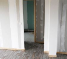 Vue vers la salle de bain, depuis centre salon