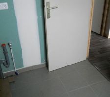 Salle de bain, côté entrée - pas très grande, juste ce qu'il faut !