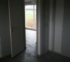 Vue vers le salon, depuis le milieu de la chambre