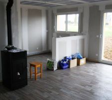 Vue vers la cuisine, depuis le coin TV