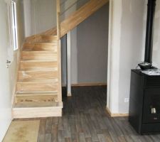 Escalier, poêle, depuis le coin TV
Un grand placard va être fait sous l'escalier pour y ranger chaussures, vestes et pellets (et plus encore !)