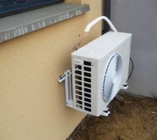 La PAC du chauffe eau, qui se trouve dans l'angle avec la maison voisine (sera facile à camoufler un peu).