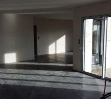 Le début du carrelage. reste le couloir les WC et salle de bain, et enfin les faïences. C'est super beau en semi lapato.
Vue de la cuisine