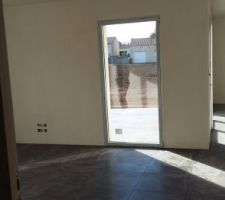 Le salon depuis le couloir des chambres