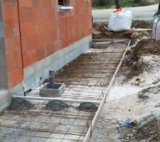 Trottoir périphérique pour évacuation eau de toiture vers le drain (pas encore en place)