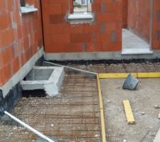 Trottoir périphérique pour évacuation eau de toiture vers le drain (pas encore en place)