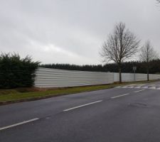 Le terrain vient d'&ecirc;tre d&eacute;limit&eacute; pour le chantier.