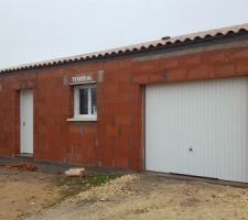 Vue d'ensemble de la maison avec les tuiles et menuiseries extérieures.