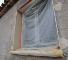 Préparation d'une fenêtre avant enduit de la façade.