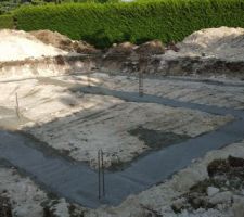 Les fondations ont été coulées en juillet 2016 permettant de sécher durant tout le mois d'août.

Concernant l'étude de sol, il s'avère qu'il est propice à la construction de la maison sans problème. Aucune mauvaise surprise, c'est du fallun avec une terre assez dur.