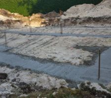 Les fondations ont été coulées en juillet 2016 permettant de sécher durant tout le mois d'août.
Le seul regret est de ne pas avoir effectué l'étude de sol à 1200e me permettant d'être tranquille pour le suite. A surtout ne pas reproduire !!