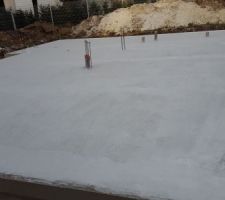 La dalle a été coulée début septembre 2016.
A refaire, je préciserait au moins 4 ou 5 rangs de parpaings pour un accès aisé au vide sanitaire car les 3 rangs (60cm) c'est bien peu et j'espère ne jamais y aller...