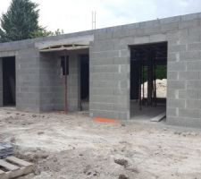 Voil&agrave; le RDC termin&eacute;. On remarque qu'il y a 4 tiges m&eacute;tallique qui ressortent de chaque coin pour continuer &agrave; monter les murs de l'&eacute;tage. Mon inqui&eacute;tude s'est pos&eacute;e autour de nombre de ces tiges et de leurs sections pour un maintient efficace dans le temps. A priori, pas d'inqui&eacute;tude...