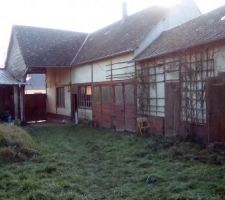 Le porche; avec sur la gauche la maison à aménager pour vivre le temps des travaux de la maison principale. Elle s?arrête après la fenêtre, ensuite, c'est le garage, la sellerie et là où il y a des parpaings, c'est le premier box. Au dessus de la maison du porche et du garage, il y a un beau grenier avec une superbe charpente et une belle hauteur de plafond.