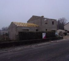 Les murs de l'étage sont finis, la charpente se pose.