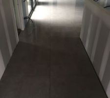 Carrelage posé 80x80 dans toute la pièce de vie
avant la pose des joints