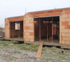 Emplacement des baies vitrées sur le pignon sud de la maison. A droite la salle et à gauche la cuisine
