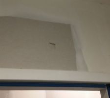 Quand RC2B se présente chez vous pour casser le carrelage et la chape qu'il a totalement loupé dans votre construction neuve, ça donne ça :
OUPS..... un coup de marteau volontairement porté dans le placo au dessus d'une porte.... heuuuu monsieur de chez RC2B..... on a dit le carrelage et la chape.... pas la maison.... (la destruction du bien d'autrui est un Délit pénal répréhensible.....)