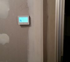 Quand RC2B se présente chez vous pour casser le carrelage et la chape qu'il a totalement loupé dans votre construction neuve, ça donne ça :
OUPS..... un coup dans l'écran indicateur de consommation qui maintenant est HS....