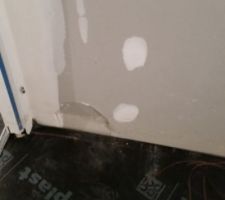 Quand RC2B se présente chez vous pour casser le carrelage et la chape qu'il a totalement loupé dans votre construction neuve, ça donne ça :