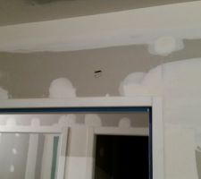 Quand RC2B se présente chez vous pour casser le carrelage et la chape qu'il a totalement loupé dans votre construction neuve, ça donne ça :
OUPS un deuxième coup de marteau au dessus d'une autre porte..... ça frise la correctionnelle là.... Mef RC2B.... ça mérite les excuses là.... j'attends....!!!!! jusqu'au 15 janvier 2017, pas plus.....